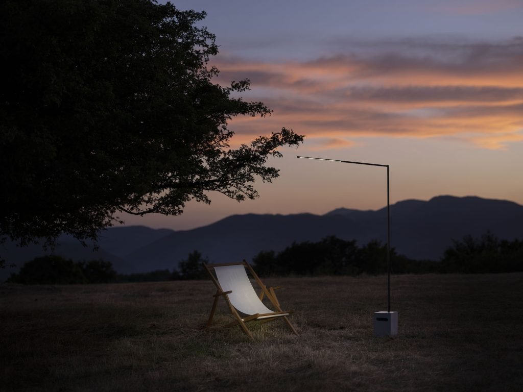 Bella: lampada a piantana per esterni e interni